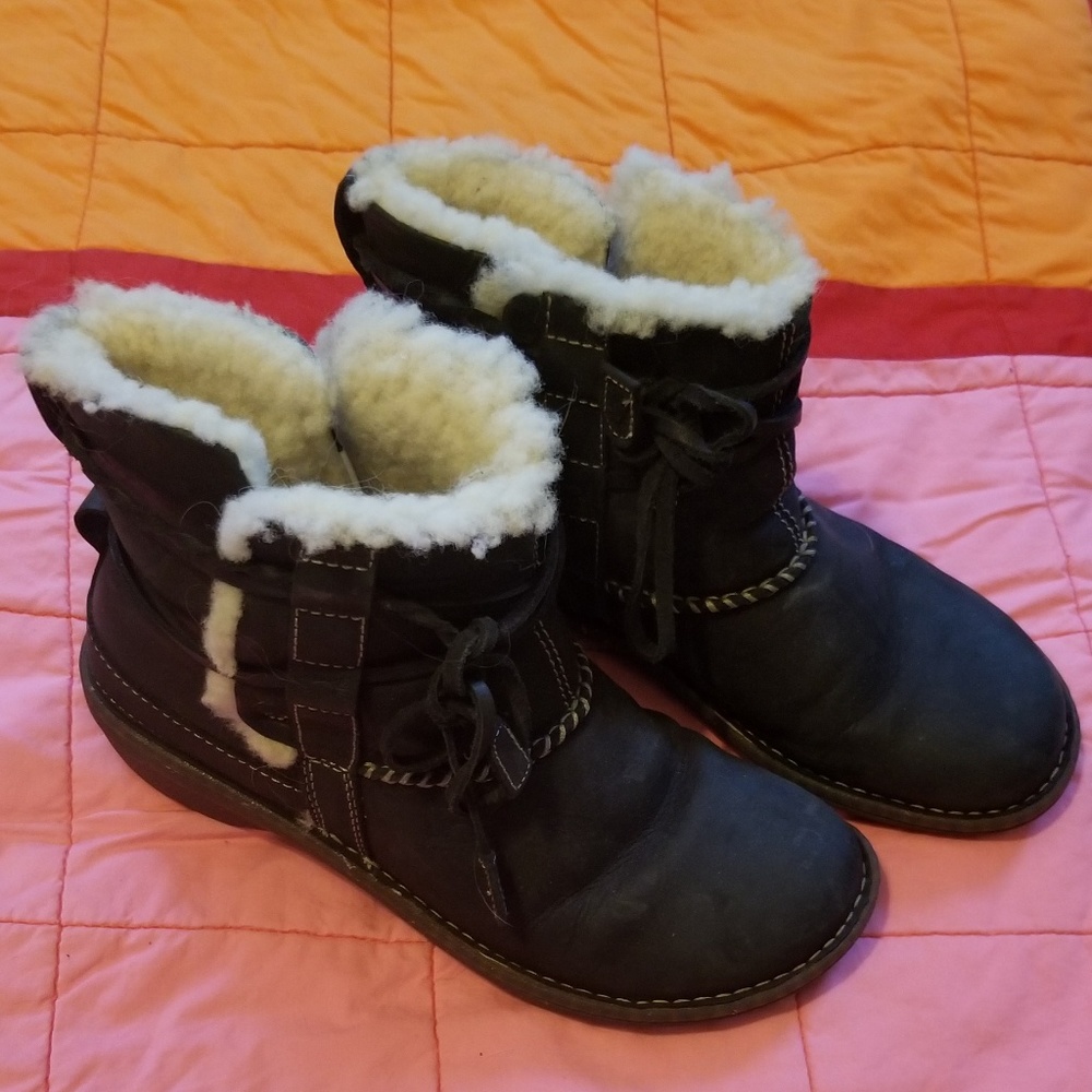 UGG short black snow boots
